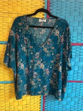 NATURAL LIFE Teal Floral V-Neck oversized top in lovely floral print  size L